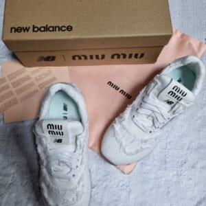 미우미우 X 뉴발란스 콜라보 574 데님 스니커즈(화이트+베이지)